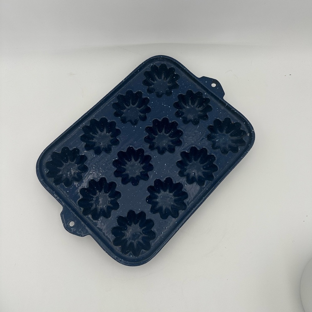 Vintage Cast Iron Enamel Turks Head Gem Muffin Cornbread Blue Speckled Pan